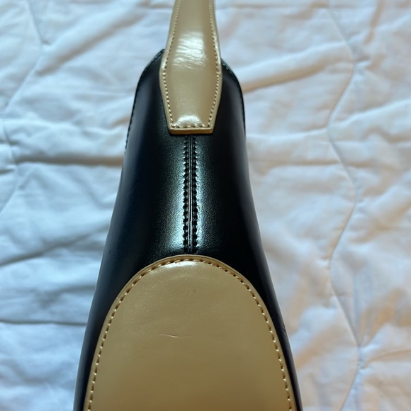 NWOT! Daniela Moda Black and Beige Leather Handbag. - Picture 11 of 11